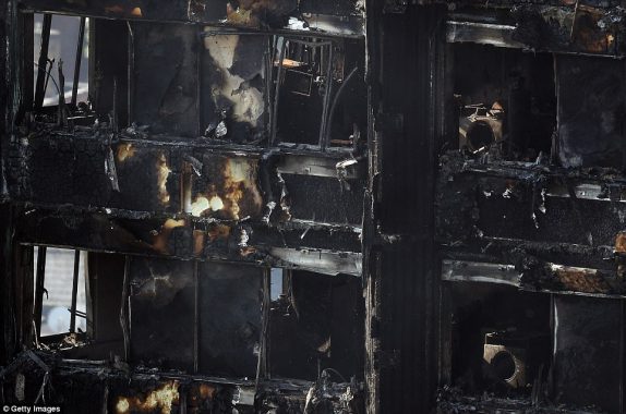 Londono ugniagesiai ieško daugiau gaisro aukų