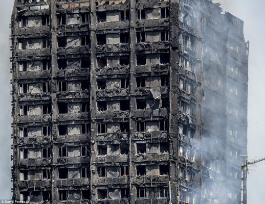 Per gaisrą Londono daugiabutyje žuvusių žmonių skaičius išaugo iki 12