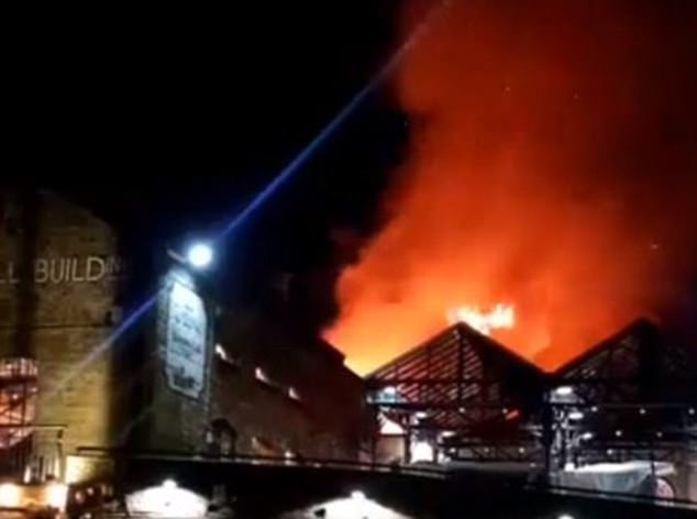 Londono Kamdeno turguje siautė ugnis